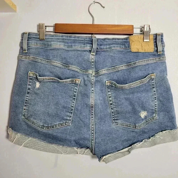 H&M Size 14 Classic Medium Wash Ripped Distressed Faded Pocket Zip Denim Shorts - Picture 4 of 8